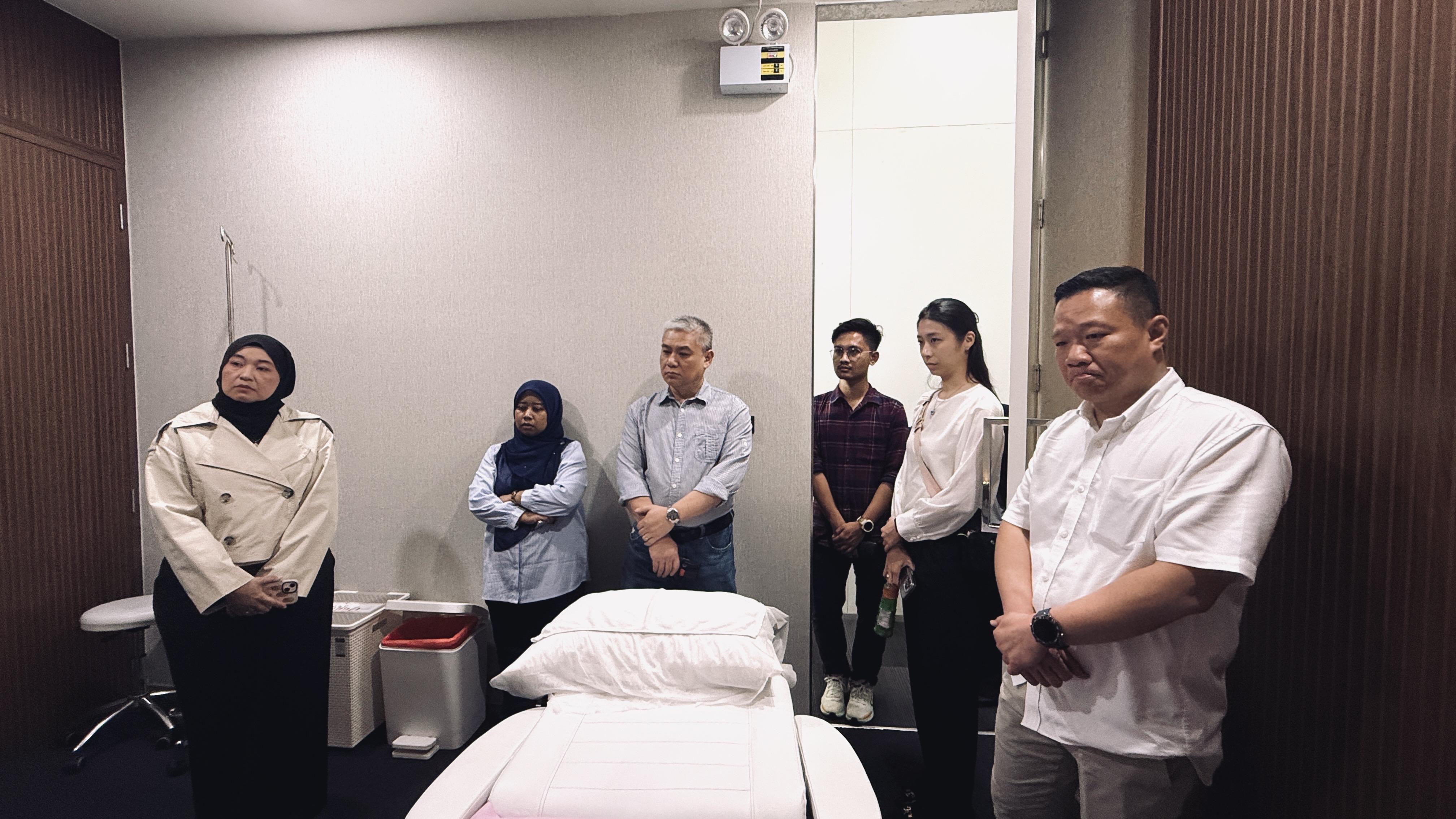 A group visting anti-aging clinic